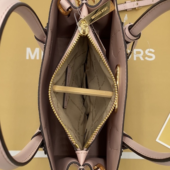 MICHAEL KORS MERCER MEDIUM MESSENGER POWDER BLUSH - Picture 12 of 16